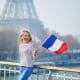 une parisienne avec un drapeau français
