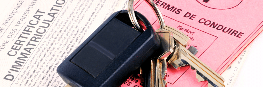 un permis de conduire, une carte grise et des clés de voiture