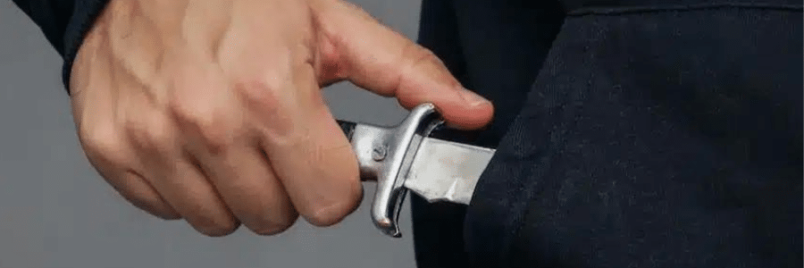 une personne sort un couteau de sa poche