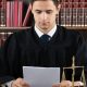 un juge lisant un document