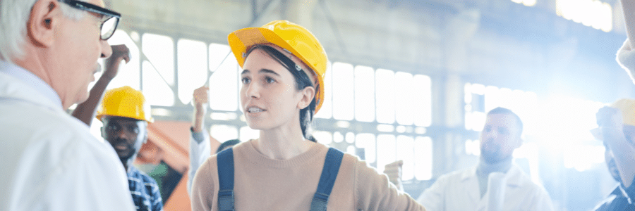 une jeune employée et son patron