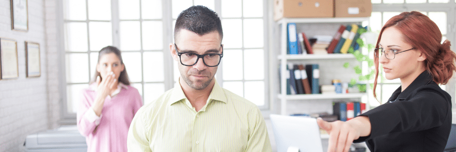 un homme doit quitter son bureau car il est licenciée par sa manager en colère