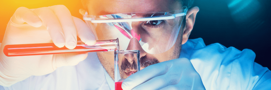 un scientifique dans un laboratoire pharmaceutique