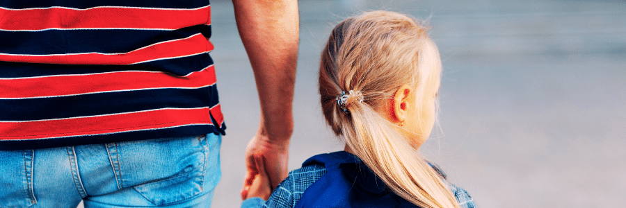 parent qui amène son enfant à l'école