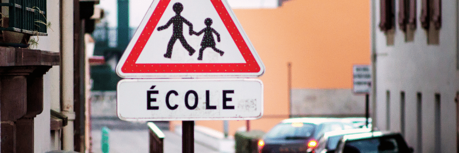 panneau indiquant la proximité d'une école