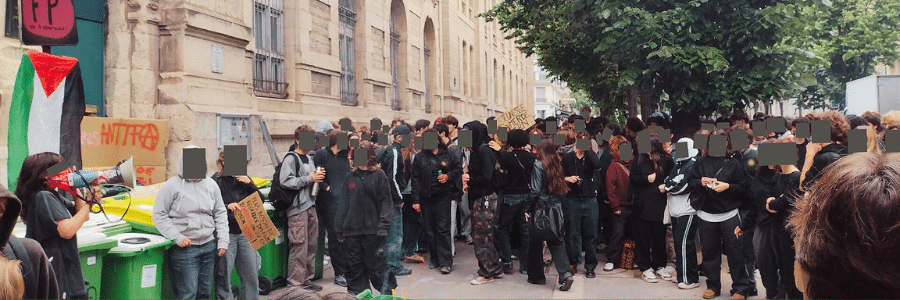 manifestation devant un lycée à paris