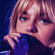 La chanteuse Louane au micro lors d’un concert