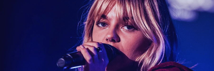 La chanteuse Louane au micro lors d’un concert