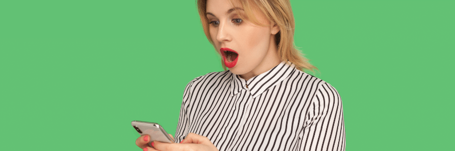 femme choquée en train de faire un achat mobile
