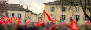 Drapeaux syndicaux lors d'une manifestation intersyndicale